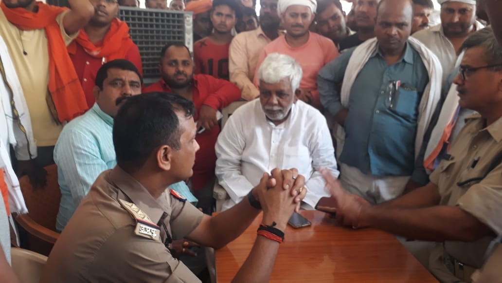 civil services preparing girl accused constable for molesting in varanasi samajwadi party workers protest at police chowki