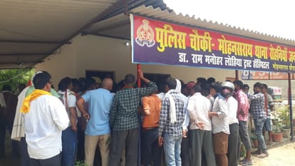 civil services preparing girl accused constable for molesting in varanasi samajwadi party workers protest at police chowki