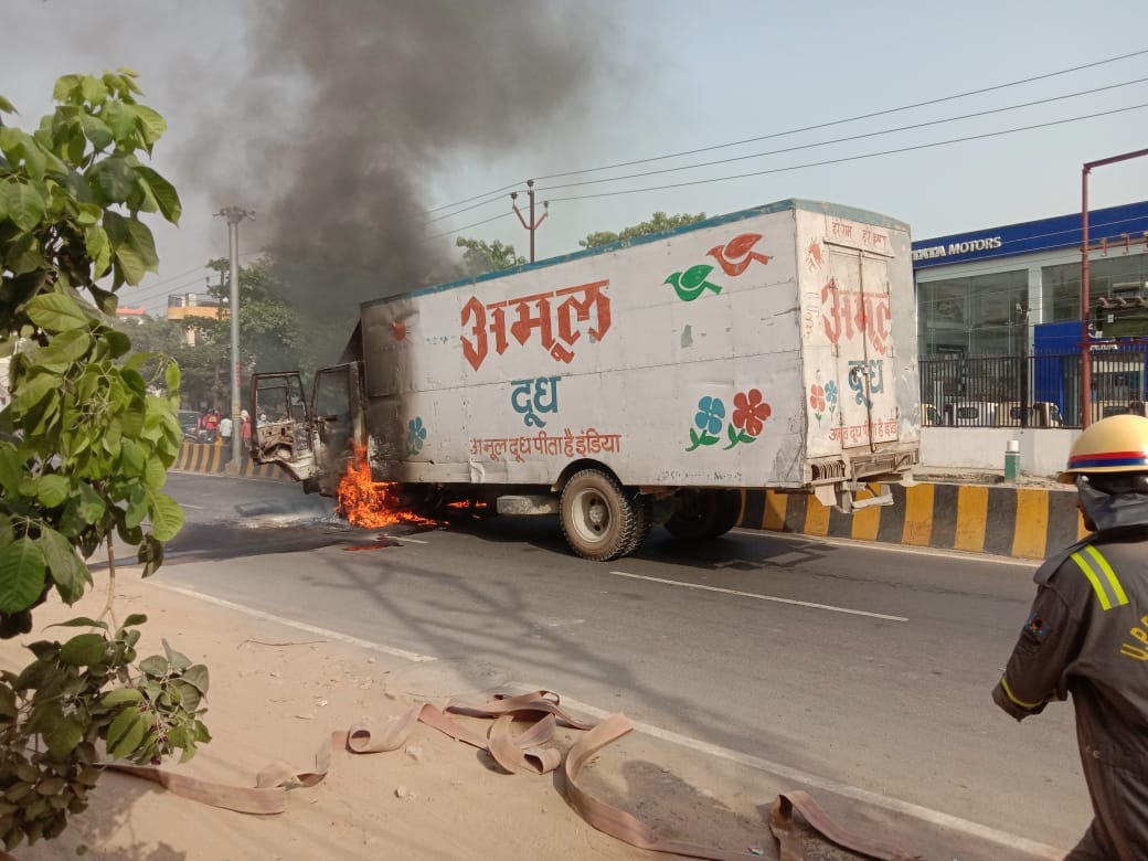 Amul milk truck caught fire on flyover in varanasi driver and his brother saved their lives