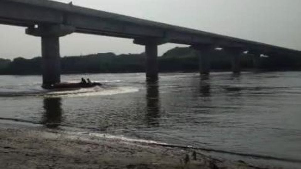 young man jumped in Yamuna river for not marrying girlfriend in Agra