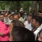 लालू यादव के पटना स्थित आवास के बाहर राजद समर्थकों की लगी भीड़