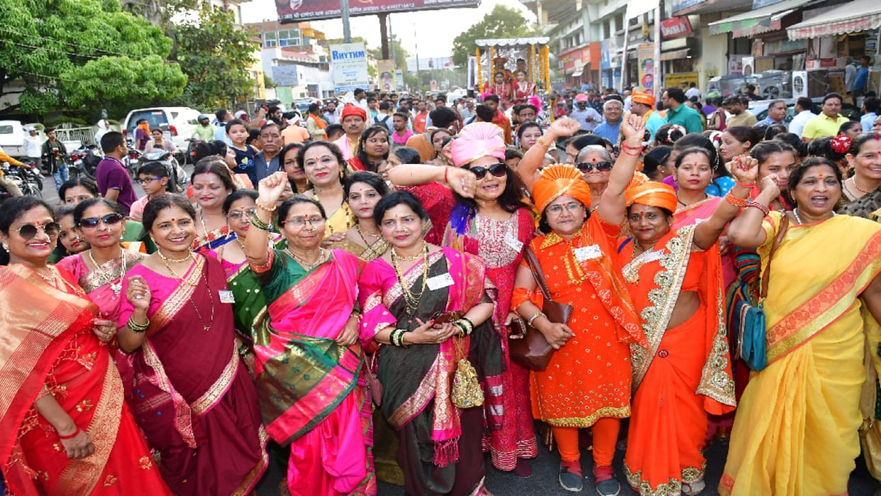A decorated procession is played, Naiyan Kaunoon Sani Ju, Maur Dharain Gangadhar Raja, Became Duliya Rani Ju