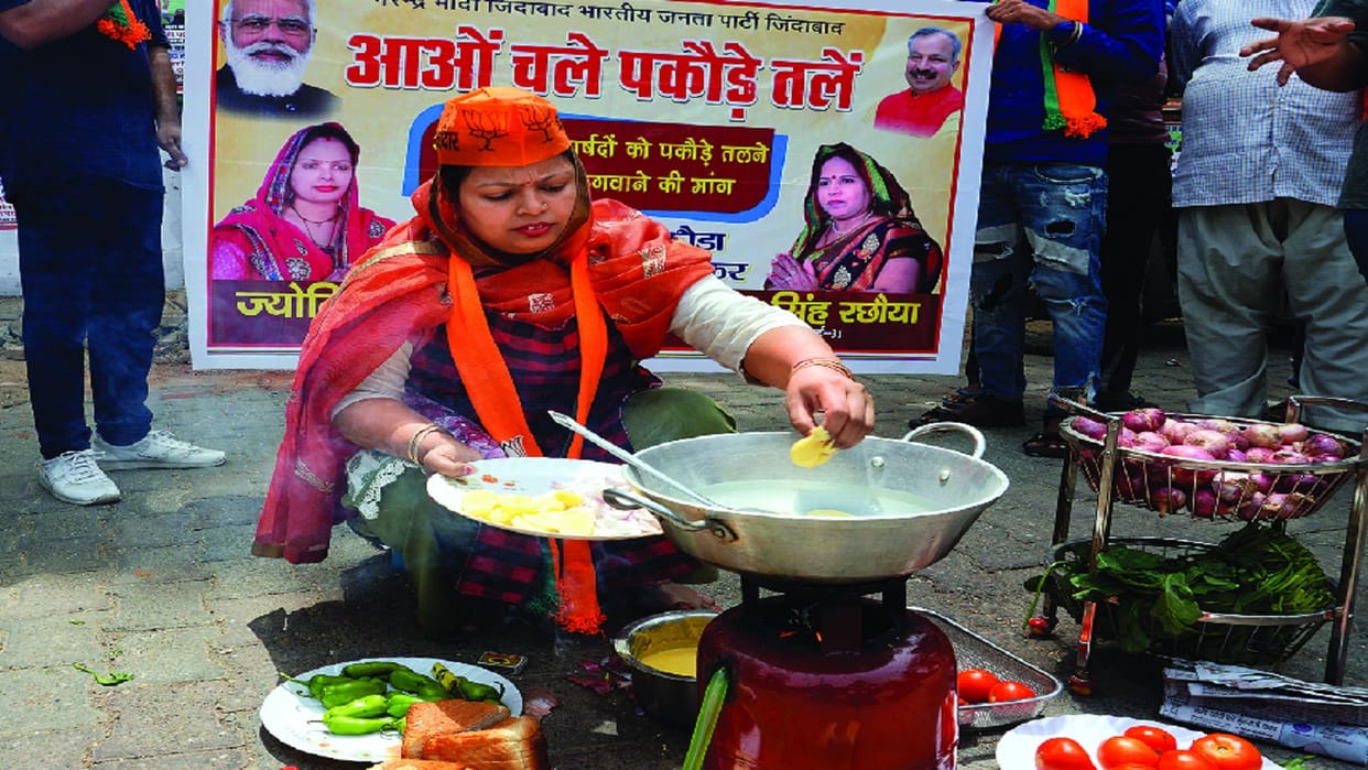 To expose the BJP its former councilor protested in a different way at the state office