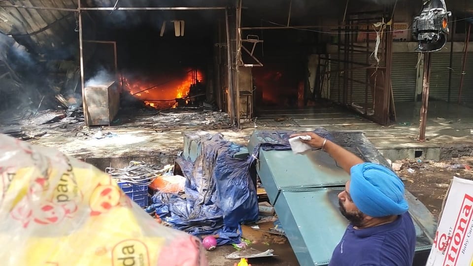 Delhi Fire A massive fire broke out in the cycle market at Jhandewalan fire brigade vehicles on the spot.