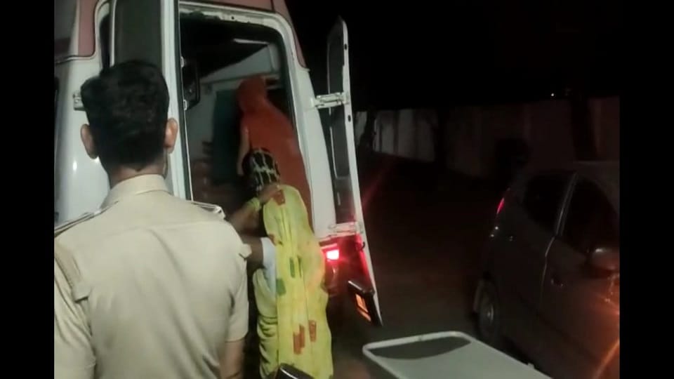Woman burning alive in the middle of the road Kheragarh agra
