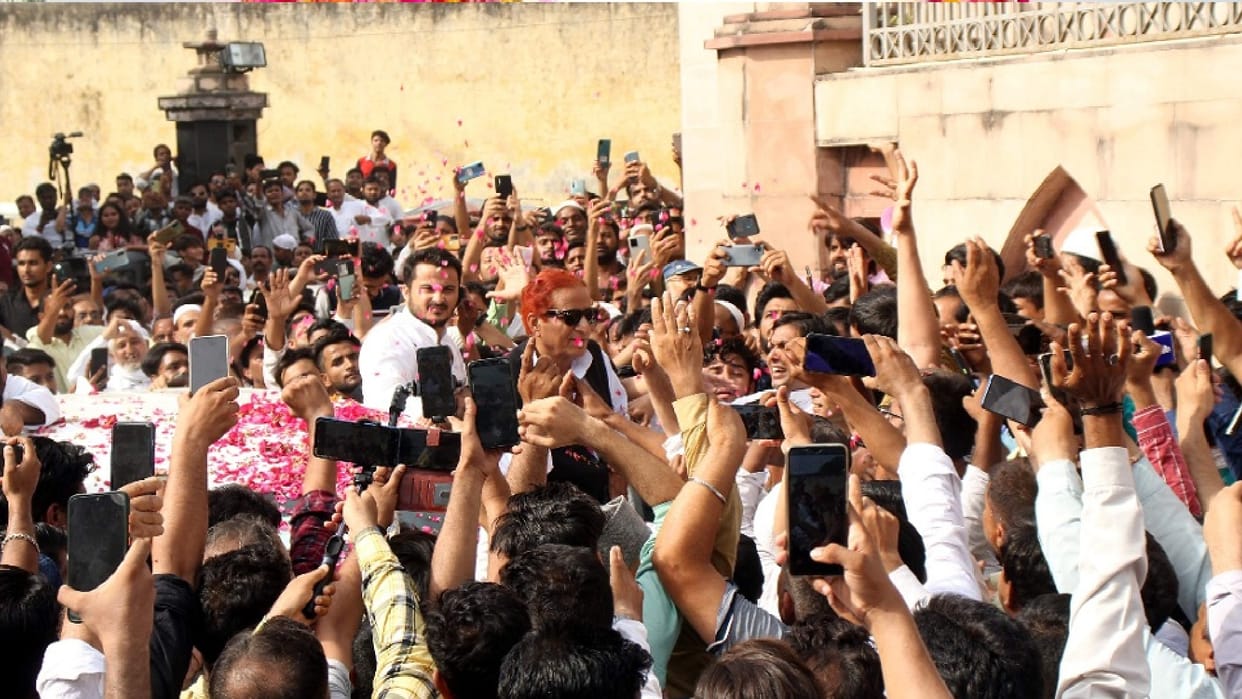 Azam Khan Returns Home crowd of supporters gathered daughter in law said  Eid for us today