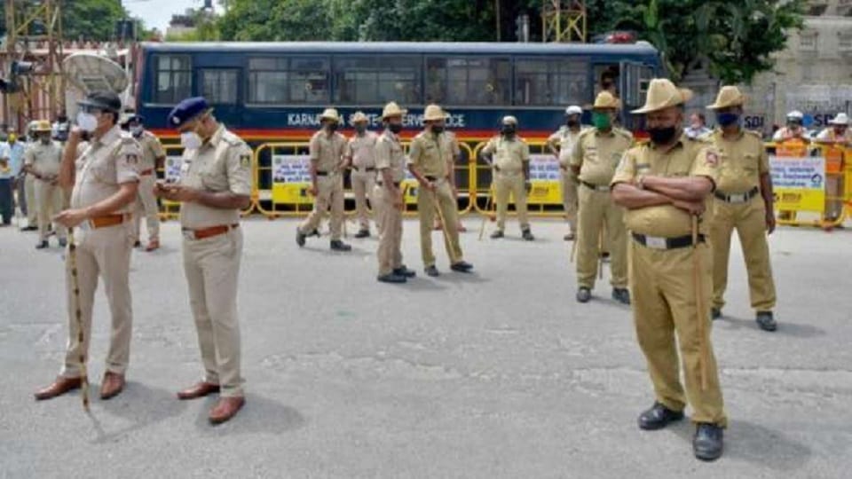 Karnataka Bengaluru 18 people arrests and recovers Rs 468200 cricket betting 17 mobile phones also seized