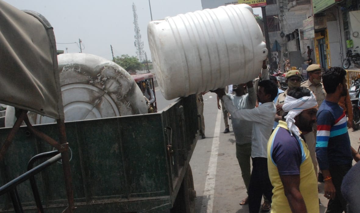 Bulldozer ran despite protests at Rashtra Vandana Chowk