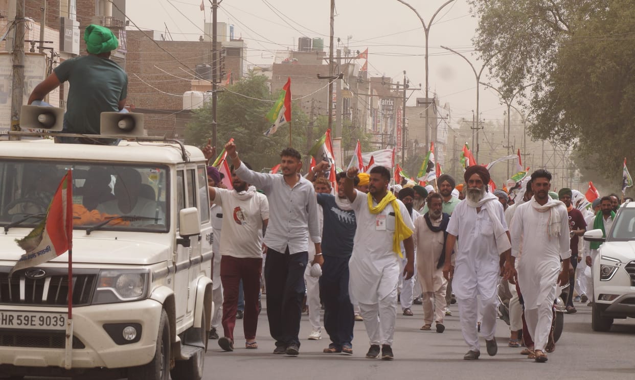 Farmers came out to surround Deputy CM's residence to demand bonus on wheat, police stopped 200 meters away