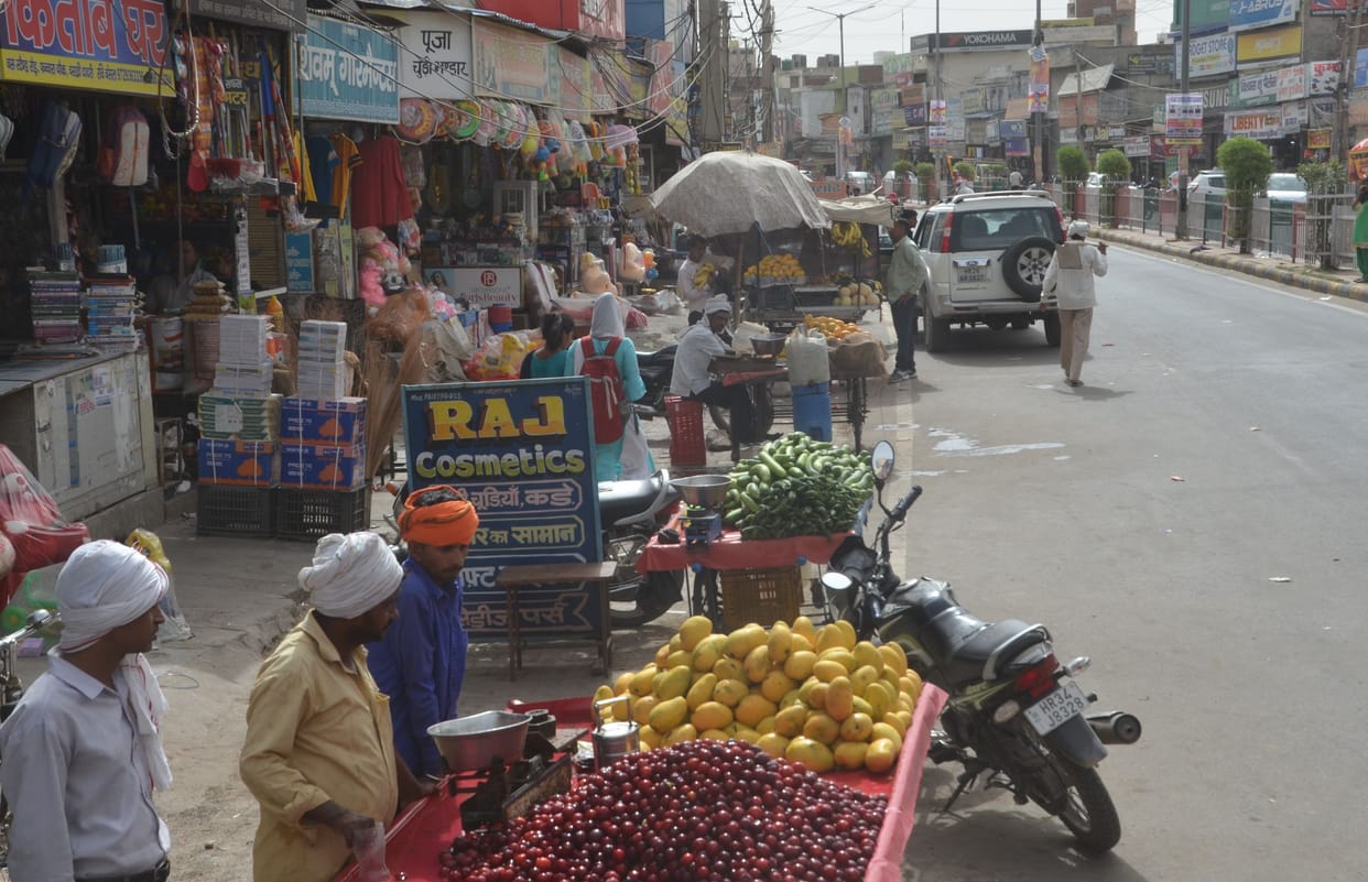 63 street vendors were put on the bus stand road and 19 shopkeepers kept the goods outside, the NAP team did not reach for action