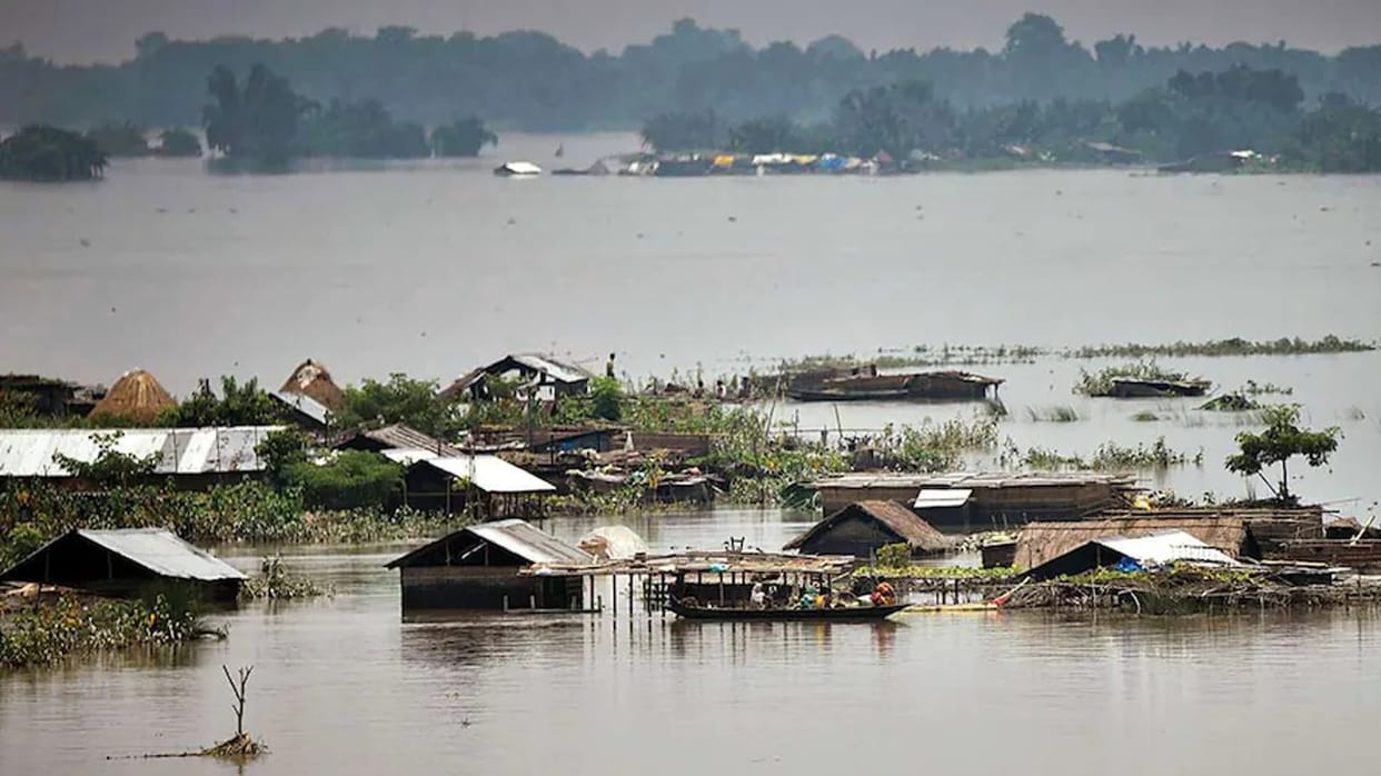 Torrential rains wreak havoc in southern China, 15 dead, three missing