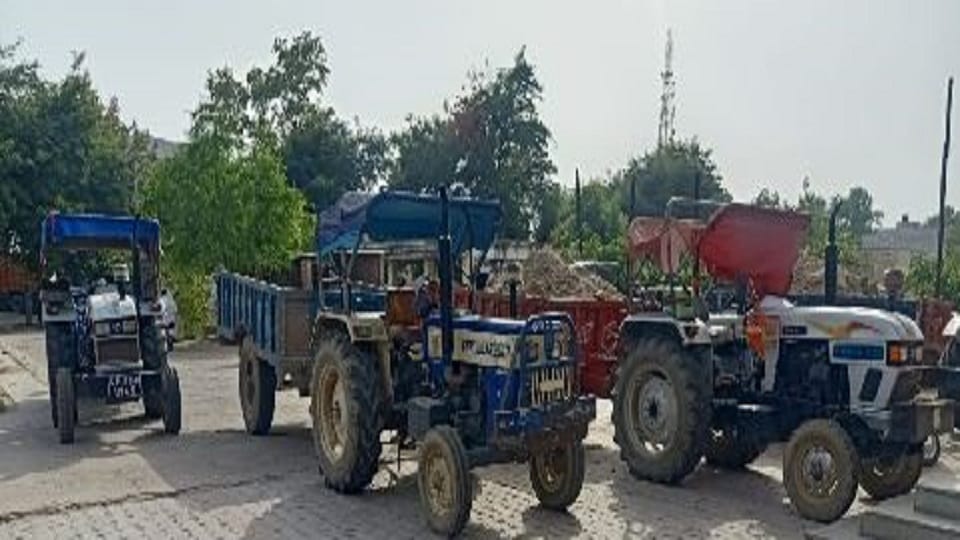 Big action on illegal mining of soil in Etah seven tractor-trolley seized