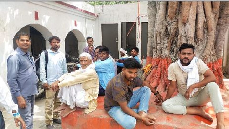 Etah Service center operator escaped with 50 lakhs crime news