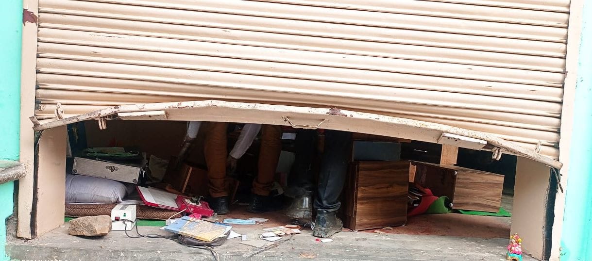 In nine minutes, the shutter of the Saraf's shop was taken away from the safe.