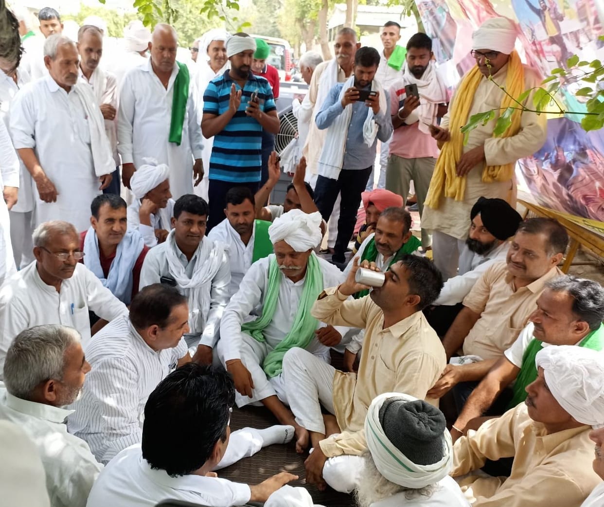 MLA Jogi Ram Sihag gave a check of 5 lakhs, ended his fast by drinking milk