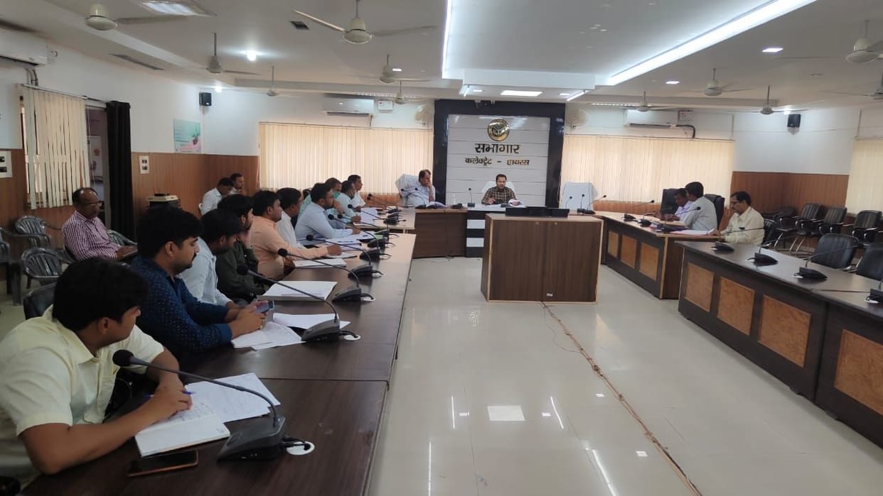 Hathras: Instructions given to give benefits of welfare schemes to eligible beneficiaries