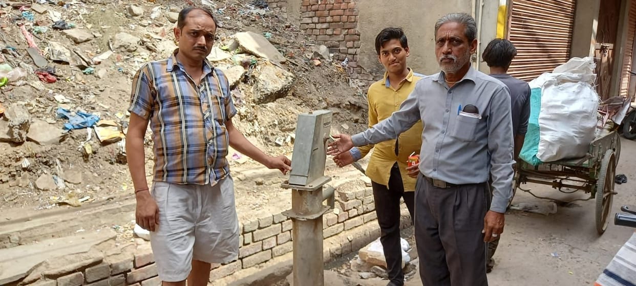 Hathras: 11 hand pumps damaged in Ward 20, water is not getting even from the taps of Amrit Yojana