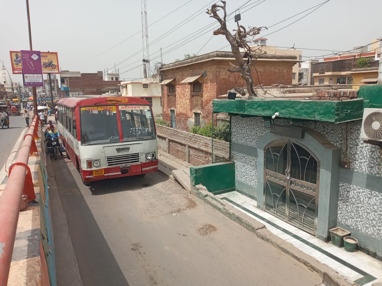 Hathras: Bus broke down on service road near overbridge, jammed