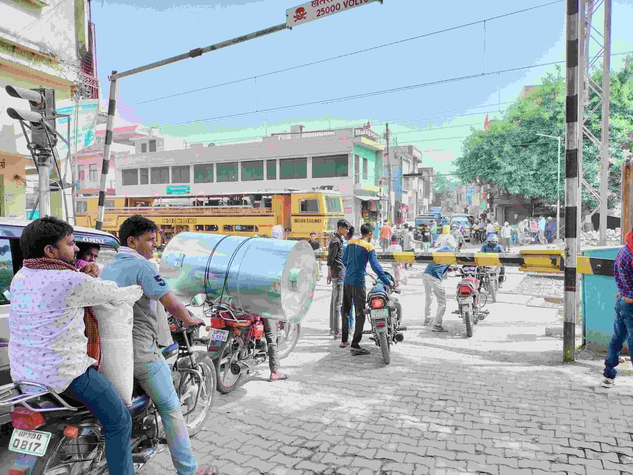 Crossing closed without notice, people struggled with jam for two hours