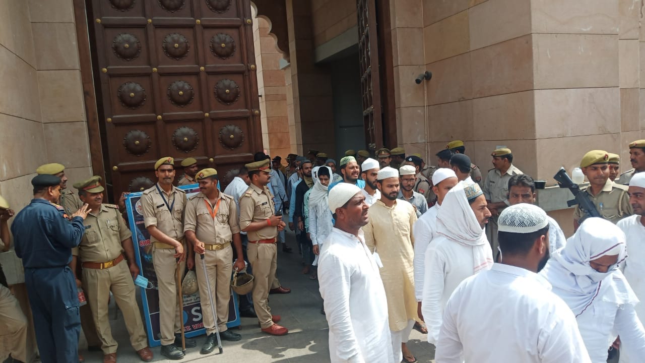 Gyanvapi mosque update Huge Crowd Gathered for Jumma Namaz varanasi Latest News in Hindi see photos