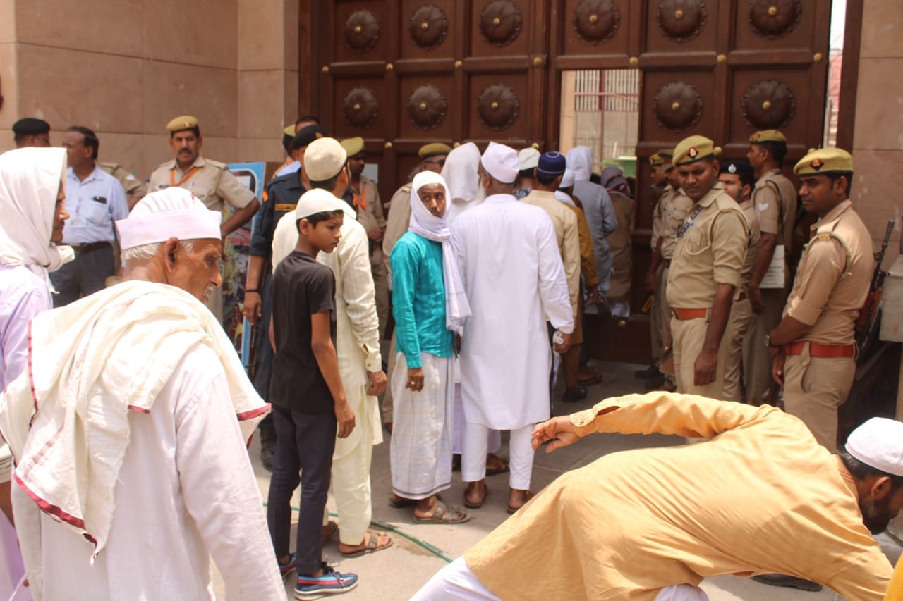 Gyanvapi mosque update Huge Crowd Gathered for Jumma Namaz varanasi Latest News in Hindi see photos