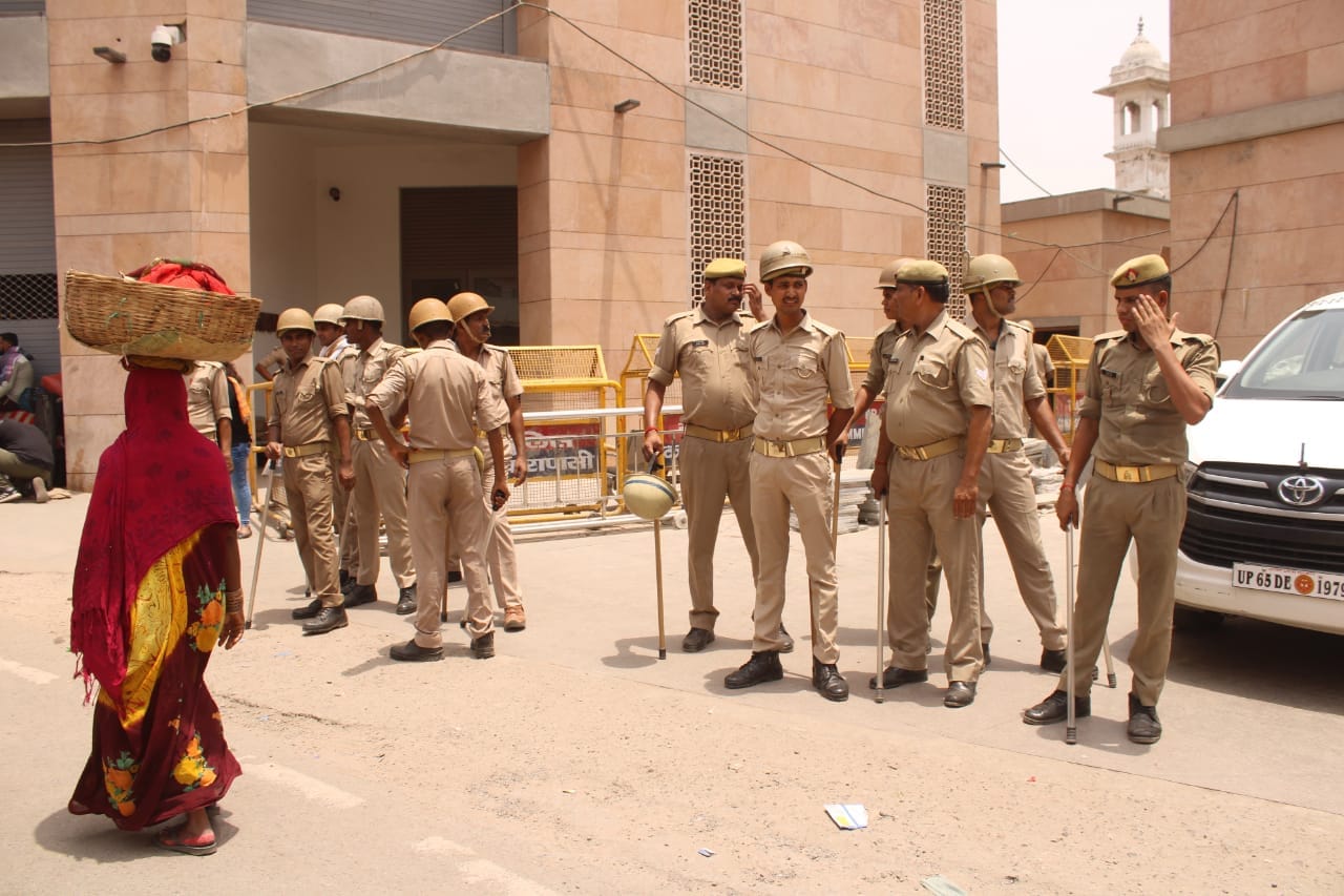 Gyanvapi mosque update Huge Crowd Gathered for Jumma Namaz varanasi Latest News in Hindi see photos
