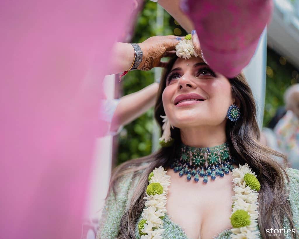 Kanika Kapoor Wedding: Kanika Kapoor looked romantic with fiancé Gautam in Mehndi Ceremony will tie a knot on 20 may