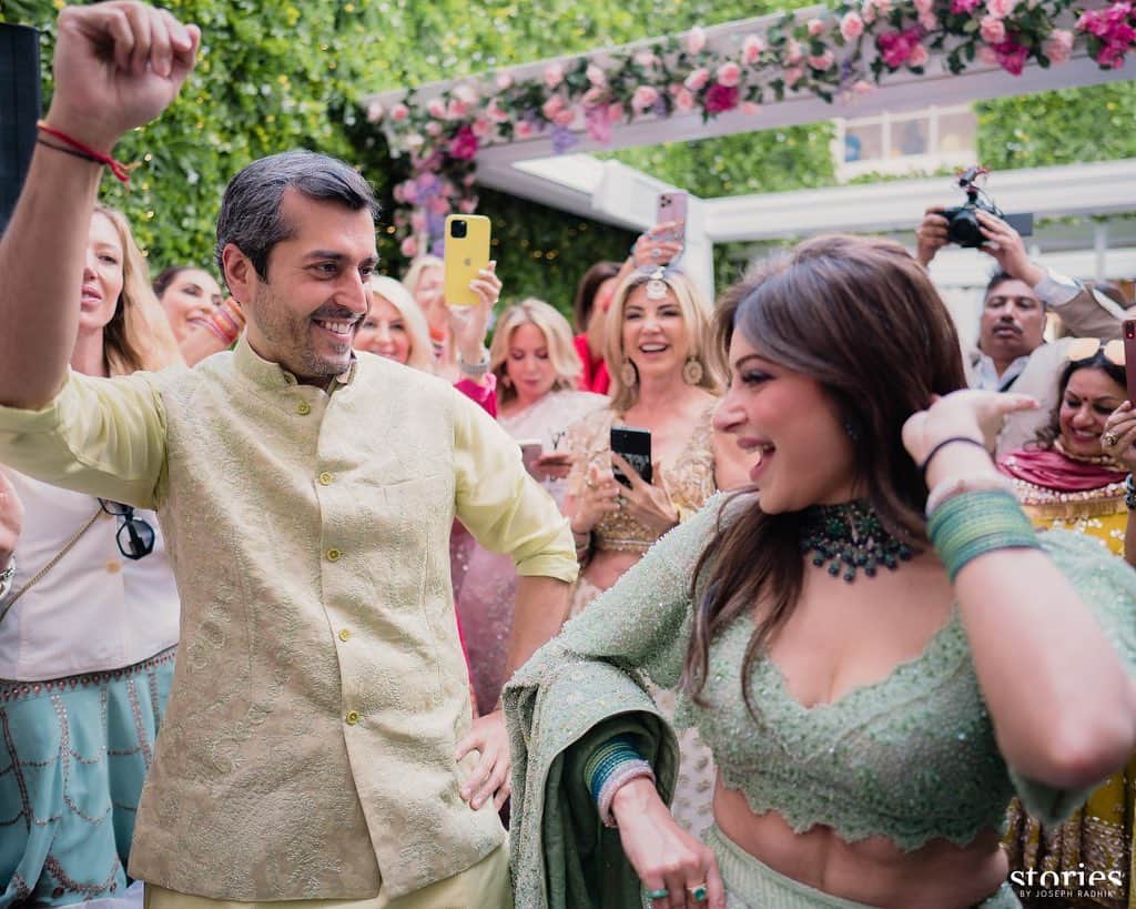 Kanika Kapoor Wedding: Kanika Kapoor looked romantic with fiancé Gautam in Mehndi Ceremony will tie a knot on 20 may
