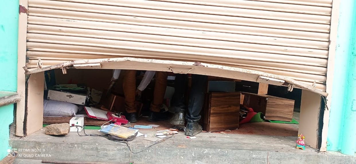 Thieves took the vault by breaking the shutter of the bullion shop in Chitrakoot
