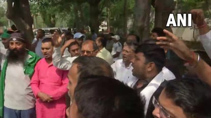 लालू यादव के पटना स्थित आवास के बाहर राजद समर्थकों की लगी भीड़