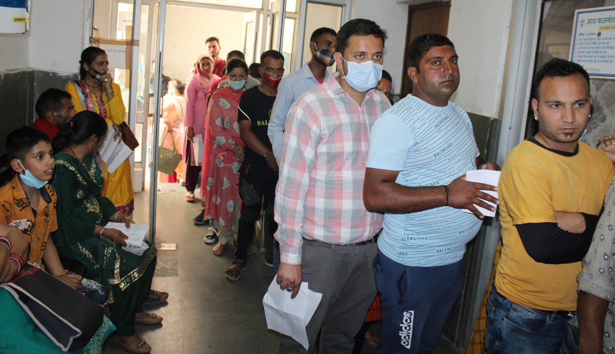 e counter to deposit fee, people queuing for hours