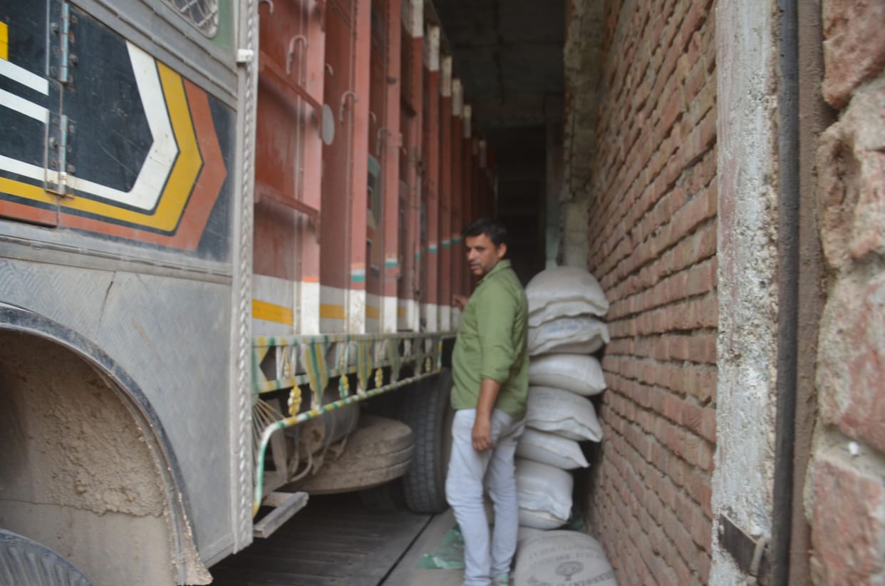 CM flying squad action, operator found getting 350 sacks of gram unloaded without paying market fee