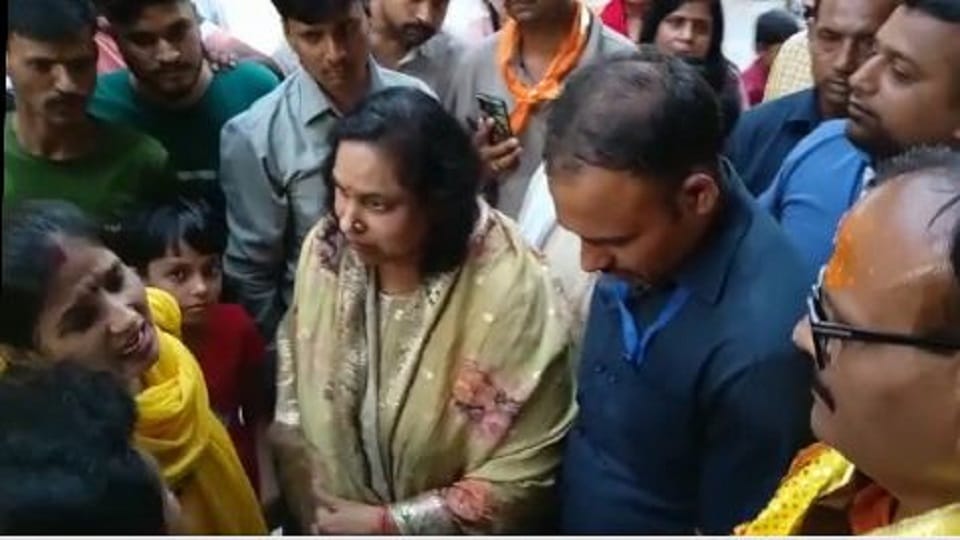 woman cried for job in front of Deputy CM Brajesh Pathak who reached Dana Ghati Temple Govardhan mathura