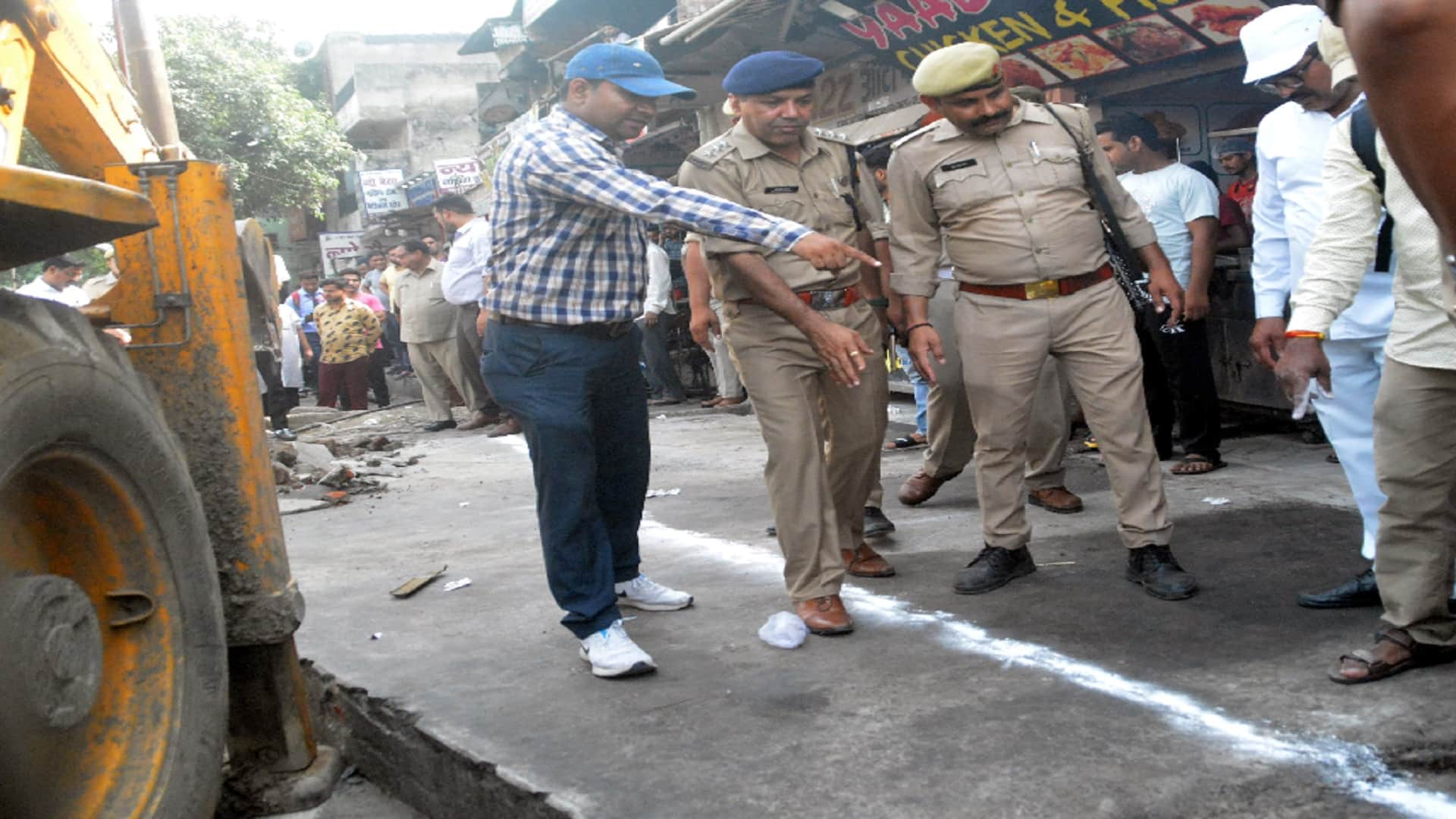 Muzaffarnagar News: The officers removed encroachment by JCB on orders of CM Yogi, see photos