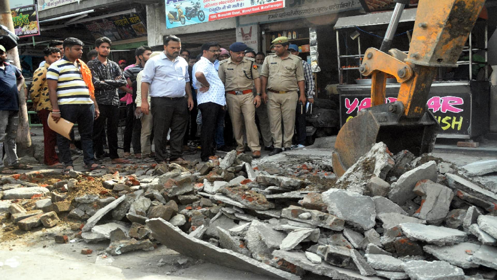 Muzaffarnagar News: The officers removed encroachment by JCB on orders of CM Yogi, see photos