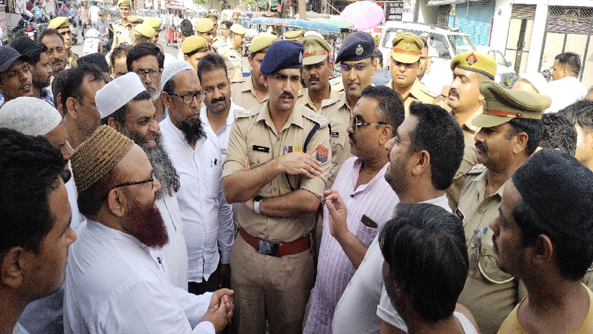 Muzaffarnagar News: The officers removed encroachment by JCB on orders of CM Yogi, see photos