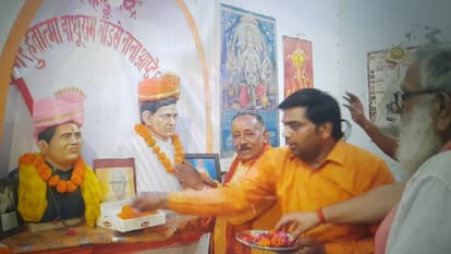 मेरठ में गोडसे की जयंती मनाई।