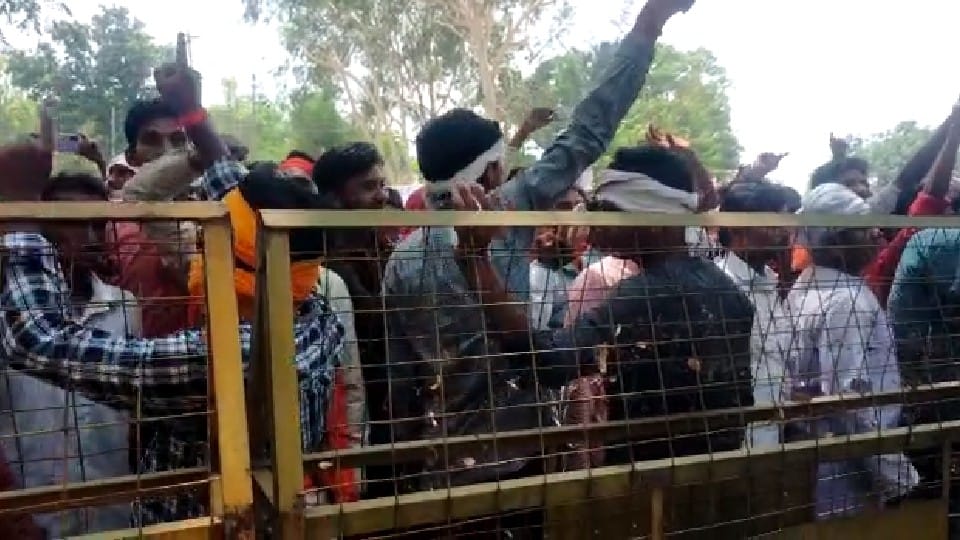 Balaghat: Supporters of chit fund gang leader created a ruckus, police resorted to lathi charge, fired tear gas shells to control the situation