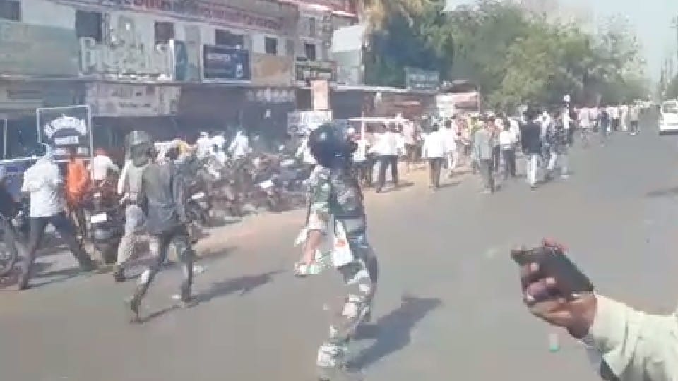 Balaghat: Supporters of chit fund gang leader created a ruckus, police resorted to lathi charge, fired tear gas shells to control the situation