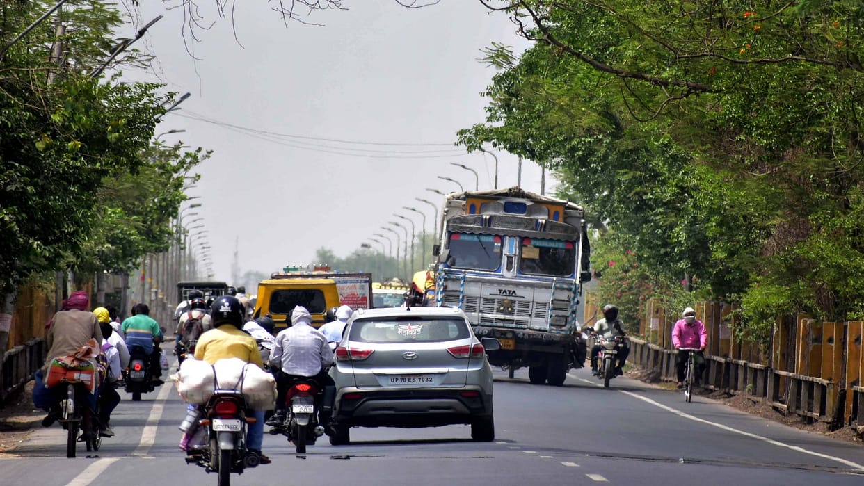 Chandra Shekhar Azad Bridge: As soon as the Phaphamau bridge opens, the traffic jammed due to the pressure of heavy vehicles.
