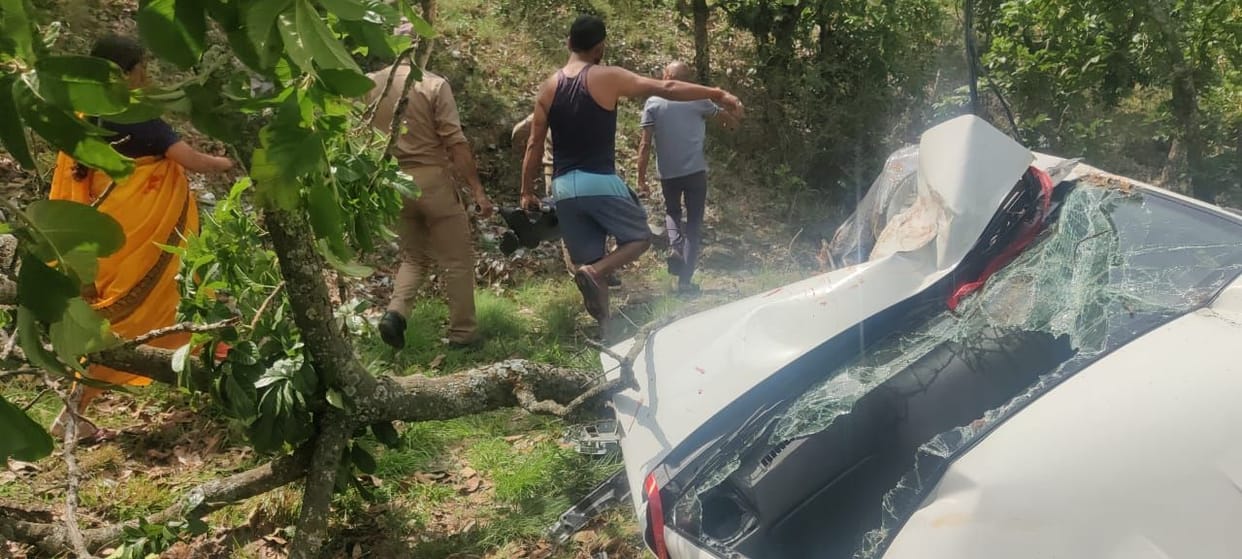 Car Falls 50 Meter Below Road