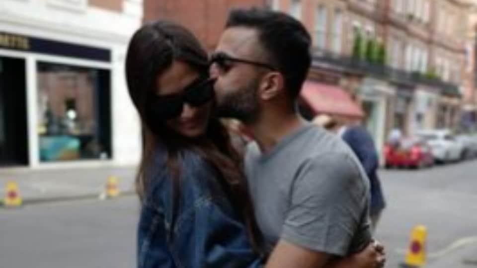 Sonam Kapoor passionate kiss husband Anand Ahuja on the streets of paris picture viral on social media