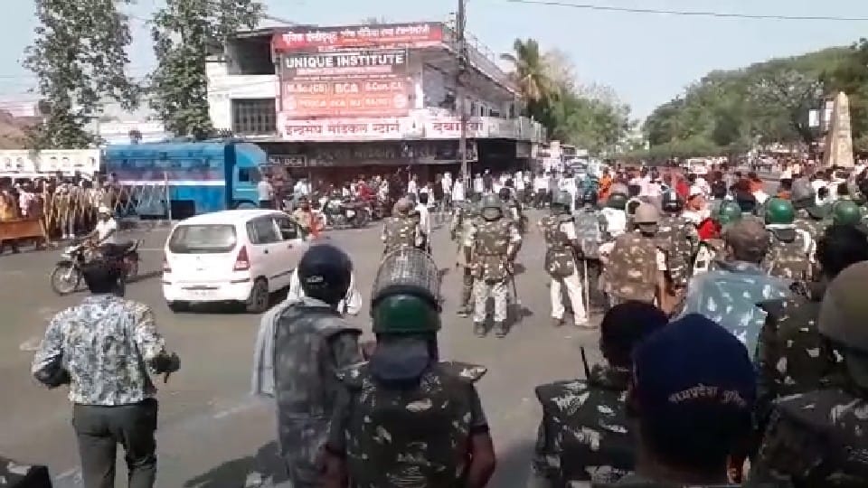 Balaghat: Supporters of chit fund gang leader created a ruckus, police resorted to lathi charge, fired tear gas shells to control the situation