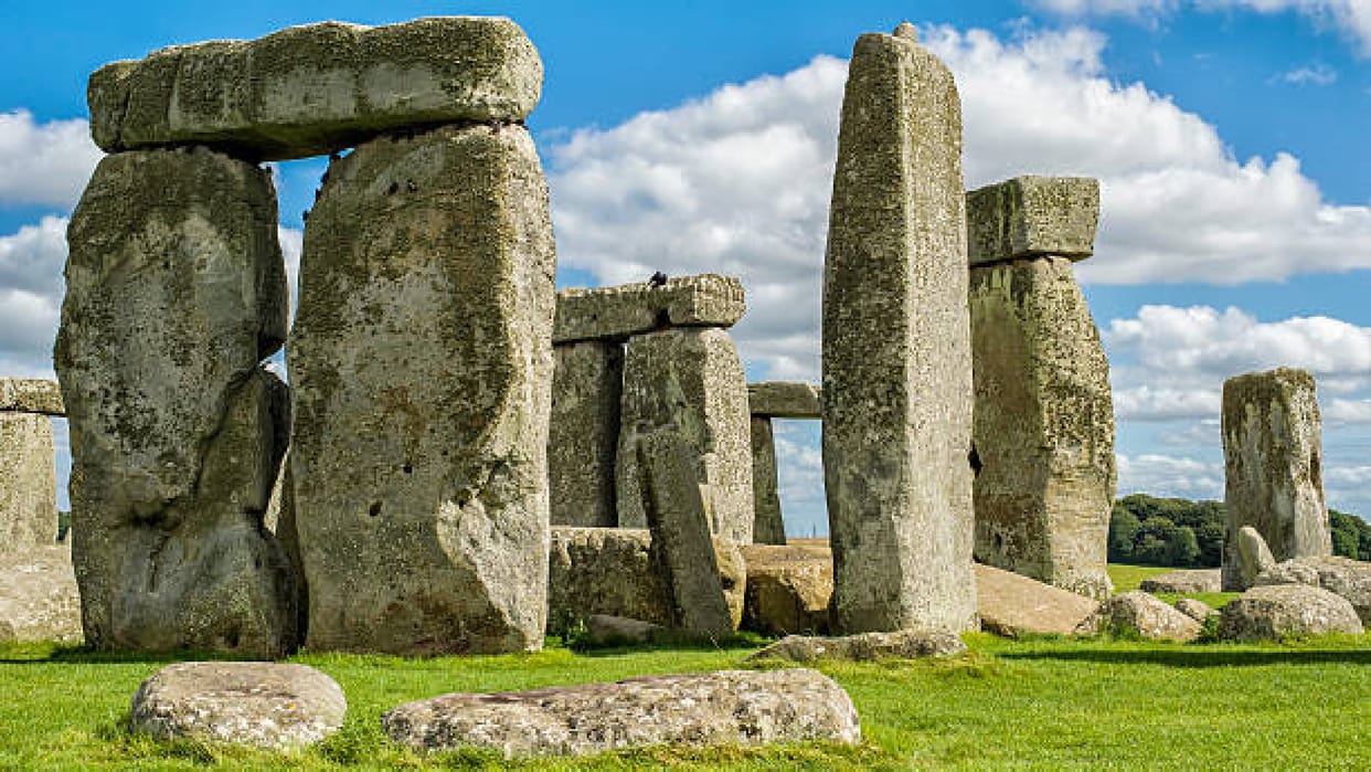 Stonehenge Mystery Man Made Mysterious Old Pit Found Know What Scientists Said News in Hindi