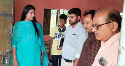 तेराखार गौटिया के पंचायतघर का निरीक्षण करतीं सीडीओ। संवाद