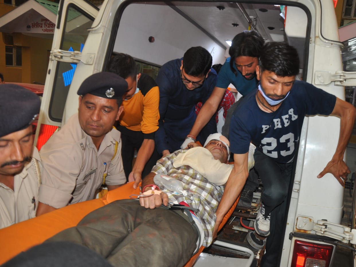 Private bus overturned in Tihra line, 27 injured, one serious Tanda refer