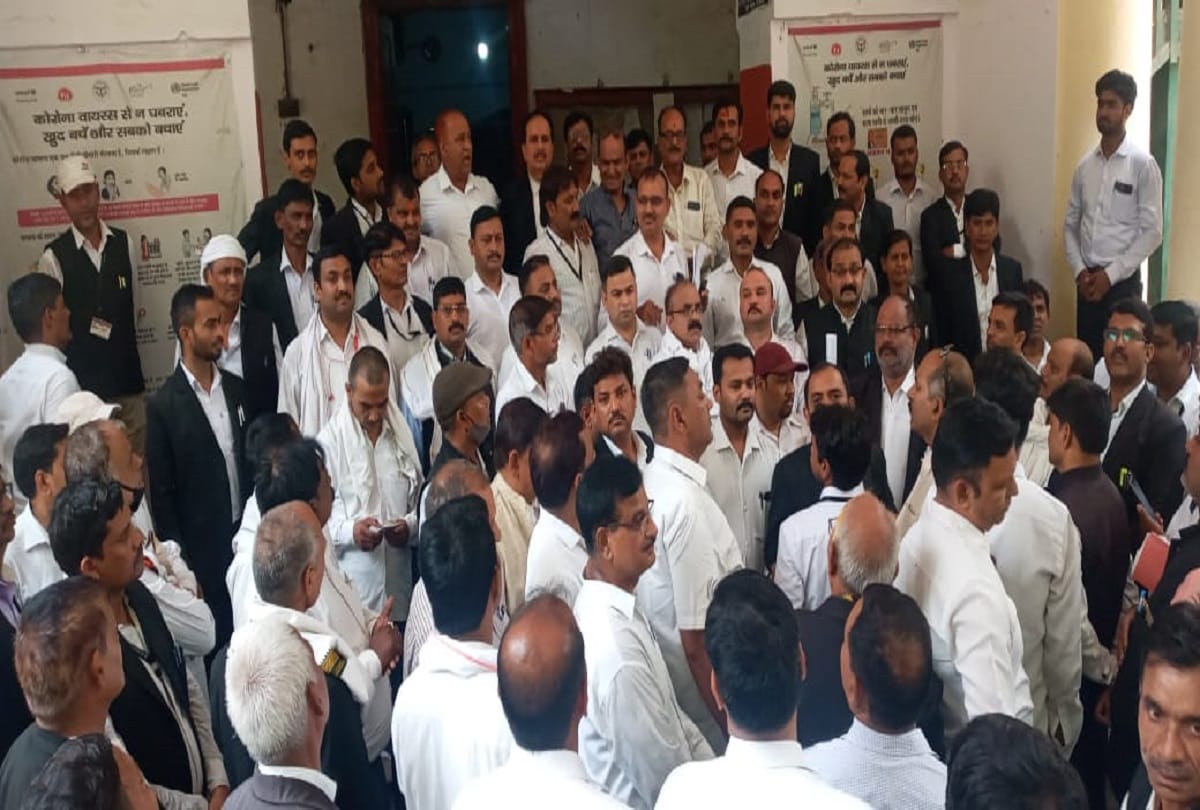 Lawyers protested in varanasi DM Portico by stalling judicial work said Indecent remarks cannot tolerated