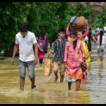 असम में बाढ़ से हाहाकार