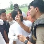 युवकों को रोकती पुलिस