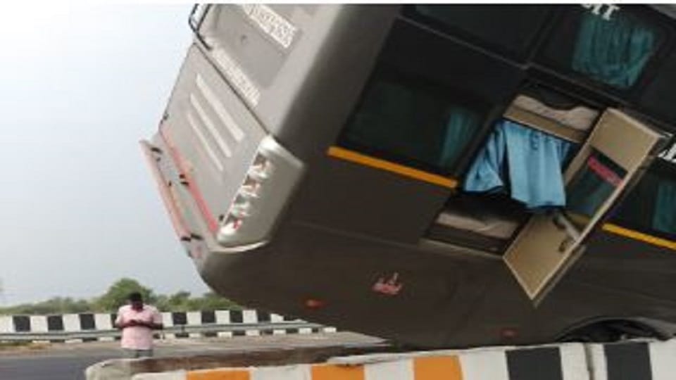 Agra-Lucknow Expressway Bus colliding with divider driver killed and 25 passengers injured